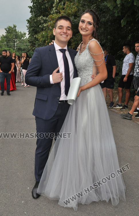 Феерия от цветове на червения килим за бала на Езиковата гимназия