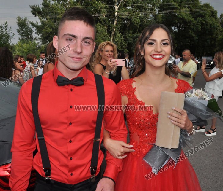 Феерия от цветове на червения килим за бала на Езиковата гимназия