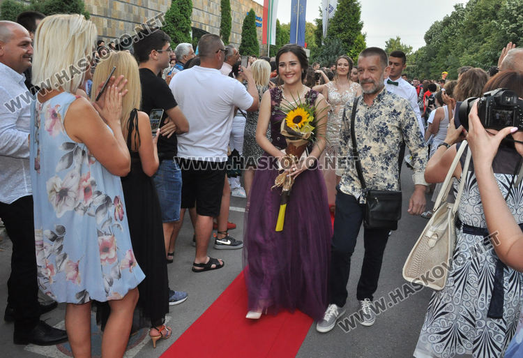 Феерия от цветове на червения килим за бала на Езиковата гимназия