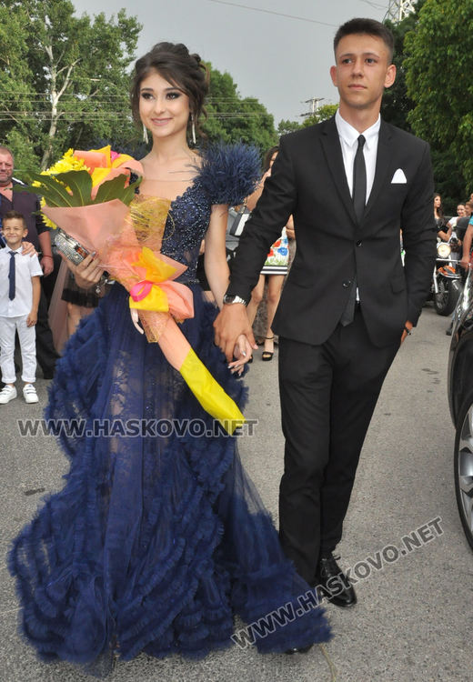 Феерия от цветове на червения килим за бала на Езиковата гимназия