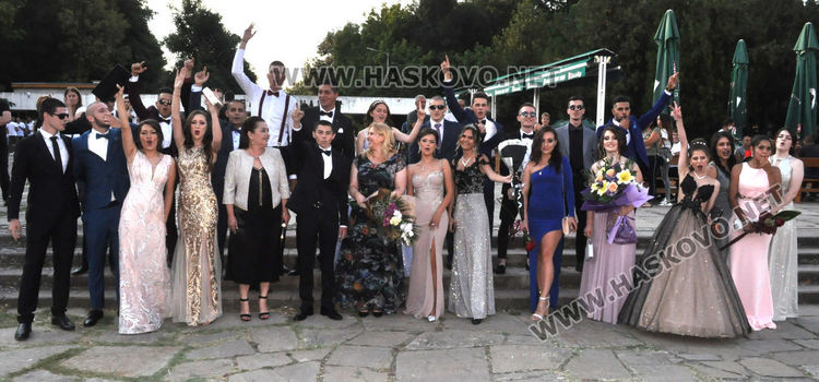 Царската гимназия празнува тази вечер с усмивки и настроение