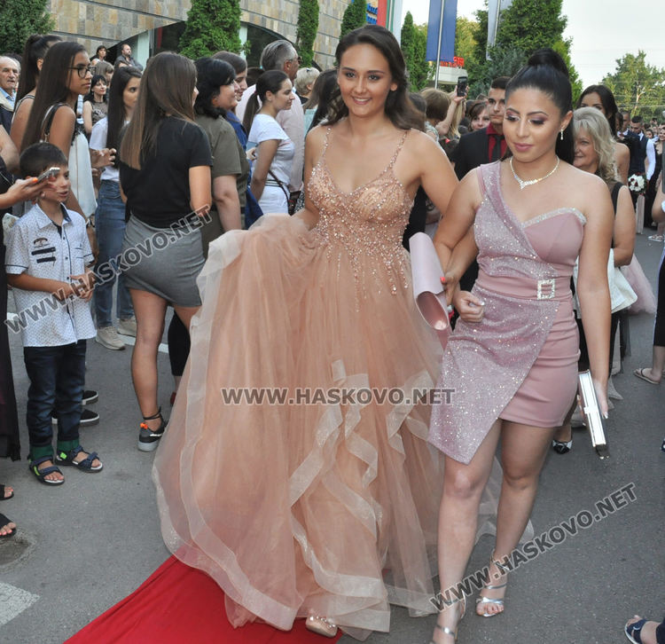 Феерия от цветове на червения килим за бала на Езиковата гимназия