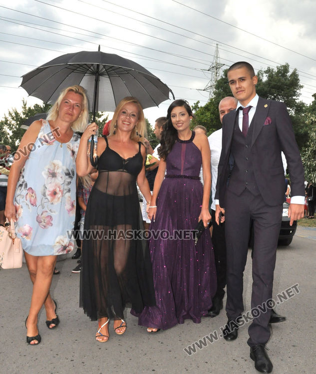 Феерия от цветове на червения килим за бала на Езиковата гимназия