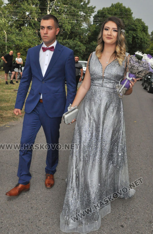 Феерия от цветове на червения килим за бала на Езиковата гимназия