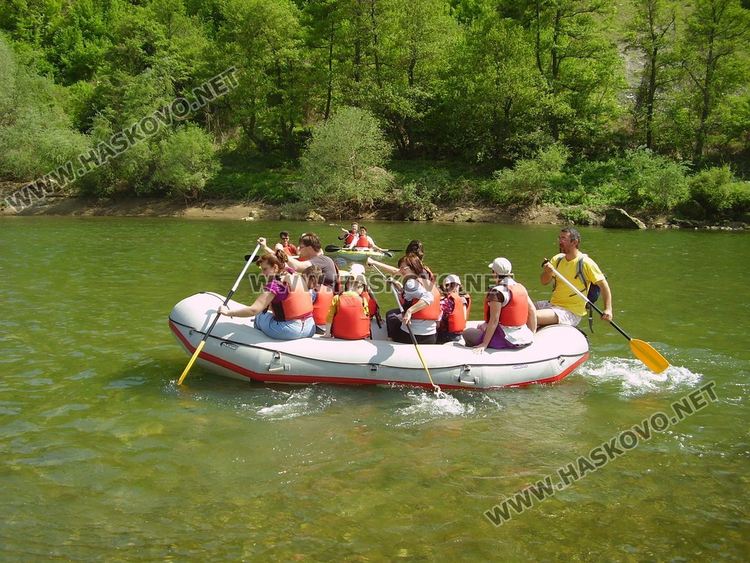 Вадят с лодки стари гуми от р. Арда край Маджарово