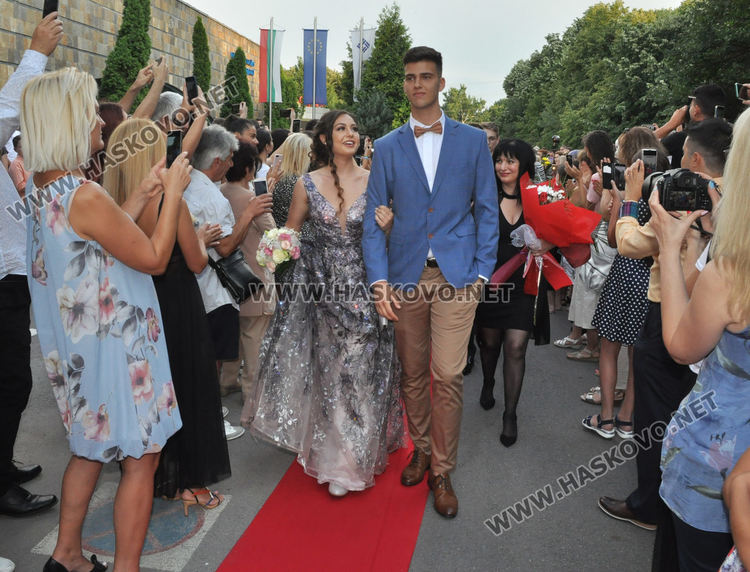 Феерия от цветове на червения килим за бала на Езиковата гимназия