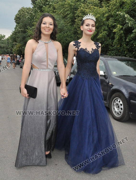 Феерия от цветове на червения килим за бала на Езиковата гимназия