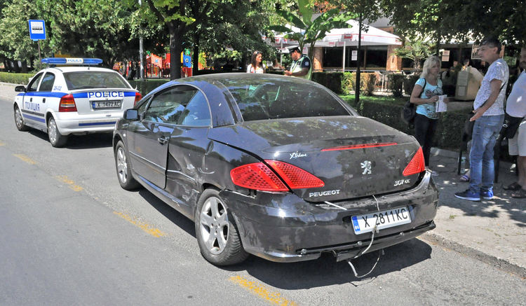 Фолксваген не спря на „стоп“ и се заби в Пежо до „Лебеда“