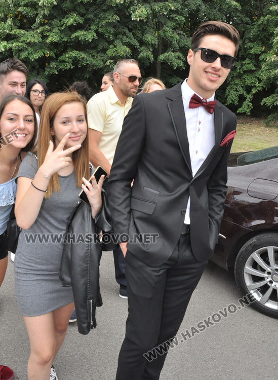 Феерия от цветове на червения килим за бала на Езиковата гимназия