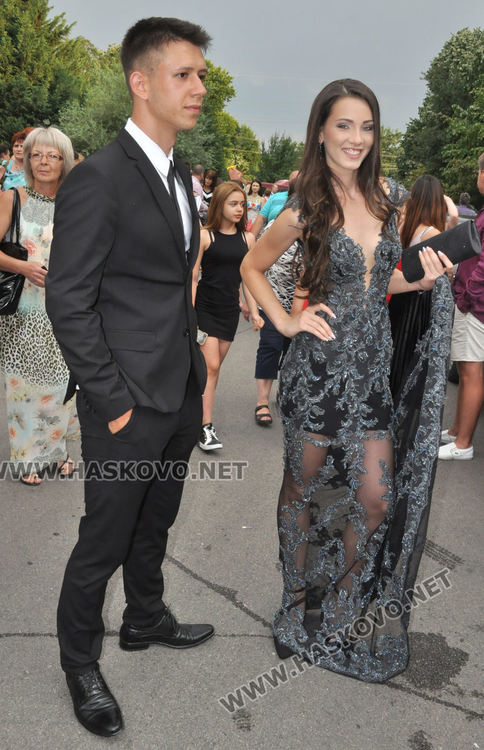 Феерия от цветове на червения килим за бала на Езиковата гимназия