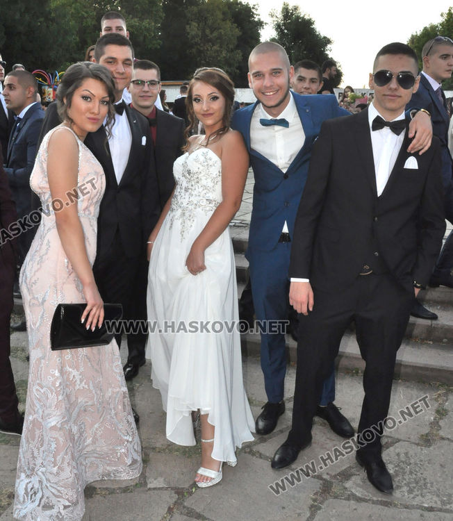 Царската гимназия празнува тази вечер с усмивки и настроение