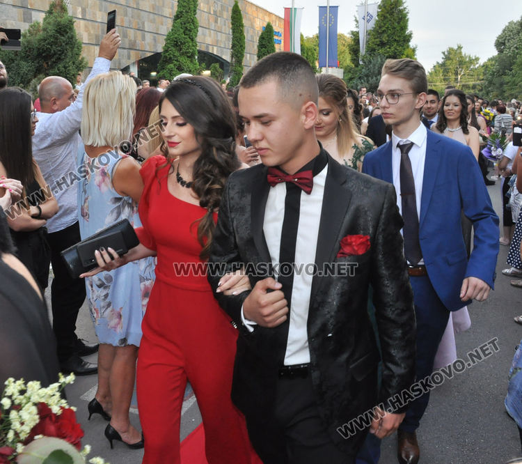 Феерия от цветове на червения килим за бала на Езиковата гимназия