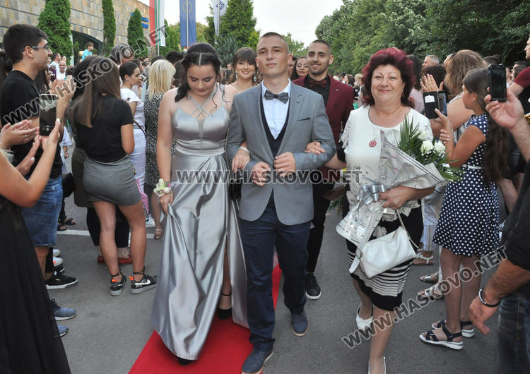 Феерия от цветове на червения килим за бала на Езиковата гимназия