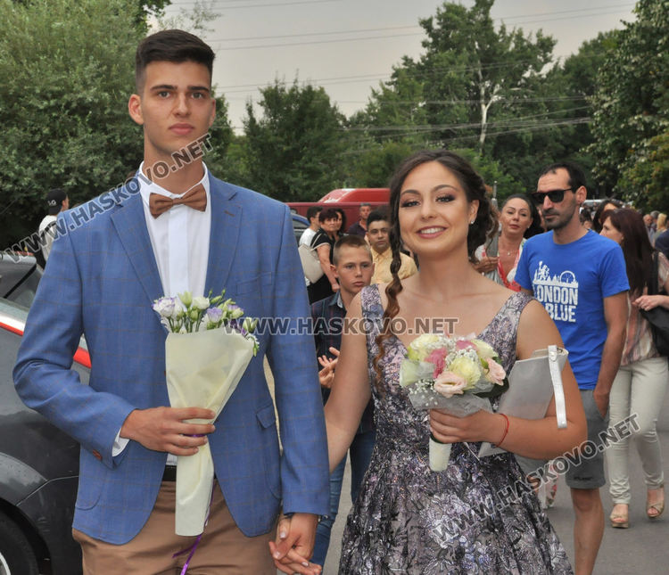 Феерия от цветове на червения килим за бала на Езиковата гимназия