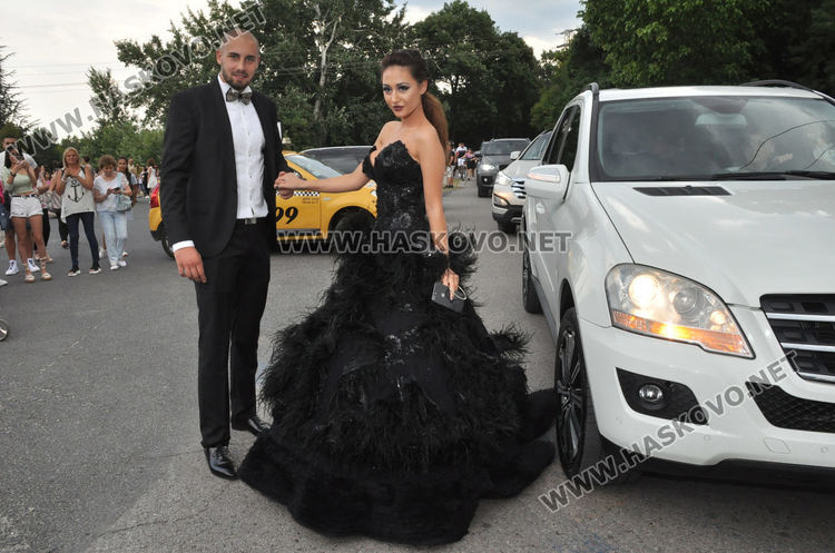 Феерия от цветове на червения килим за бала на Езиковата гимназия