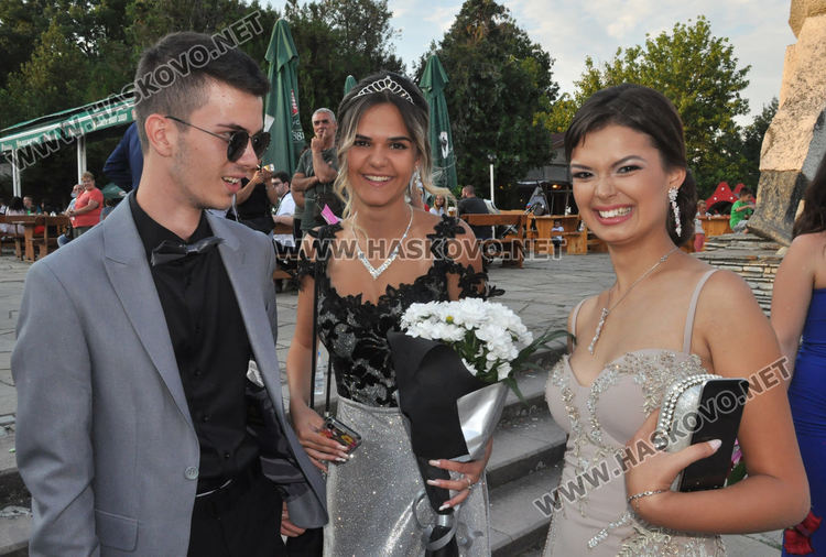 Царската гимназия празнува тази вечер с усмивки и настроение