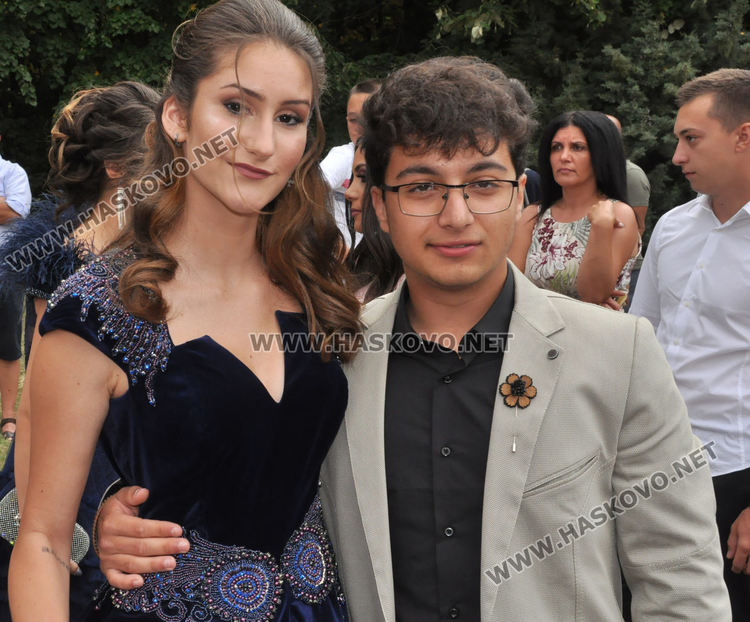 Феерия от цветове на червения килим за бала на Езиковата гимназия