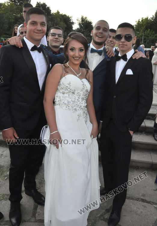 Царската гимназия празнува тази вечер с усмивки и настроение