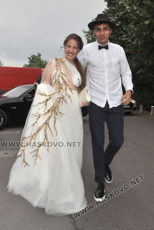 Феерия от цветове на червения килим за бала на Езиковата гимназия