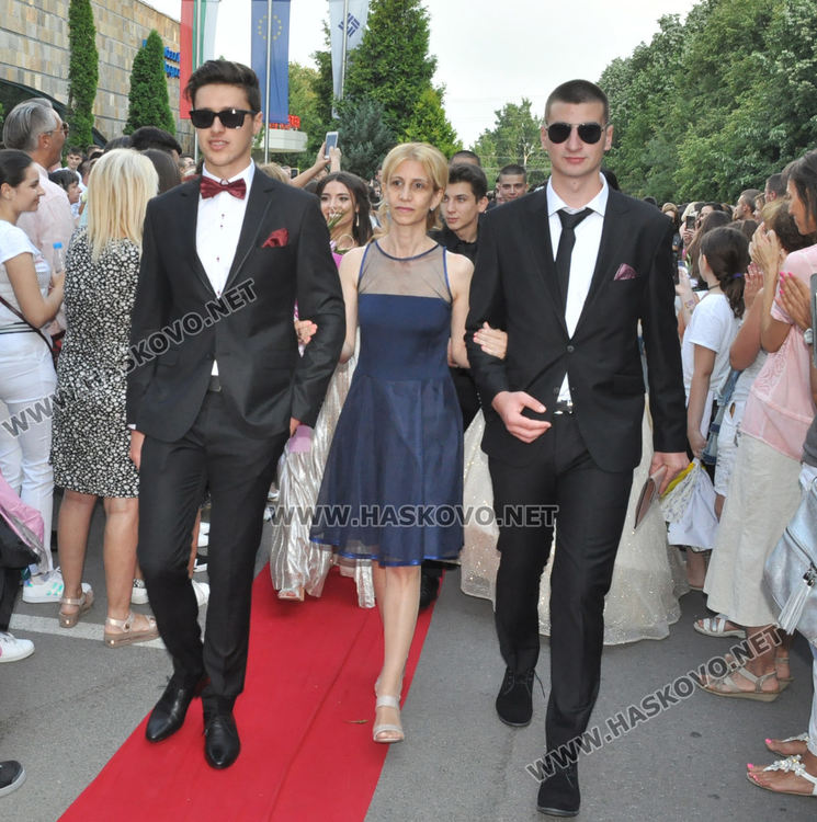 Феерия от цветове на червения килим за бала на Езиковата гимназия