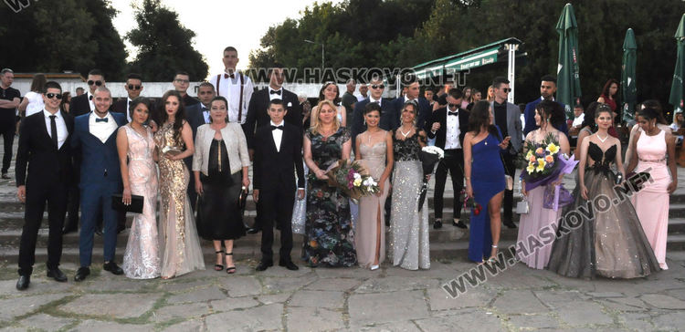 Царската гимназия празнува тази вечер с усмивки и настроение