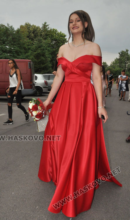 Феерия от цветове на червения килим за бала на Езиковата гимназия