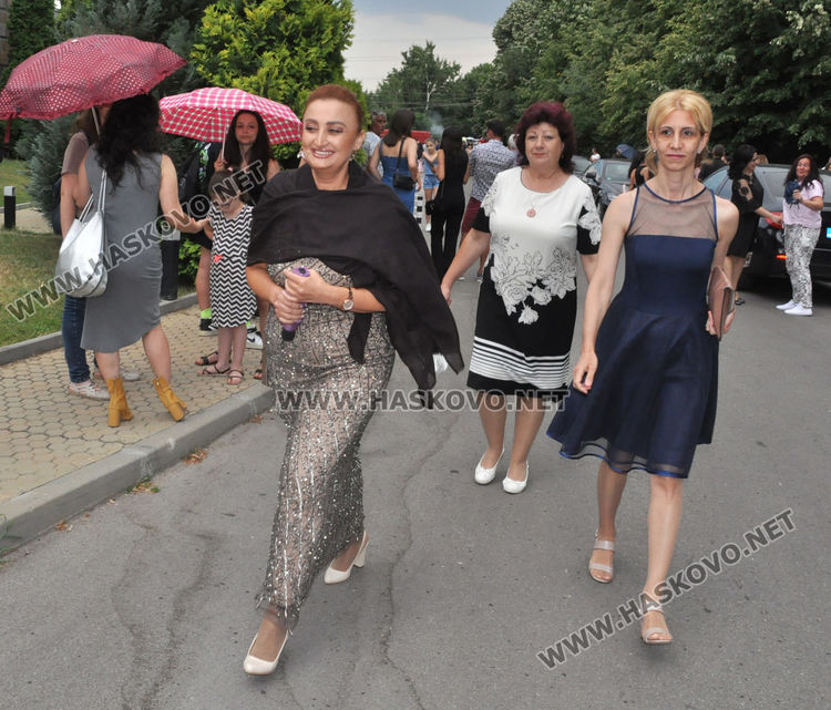 Феерия от цветове на червения килим за бала на Езиковата гимназия