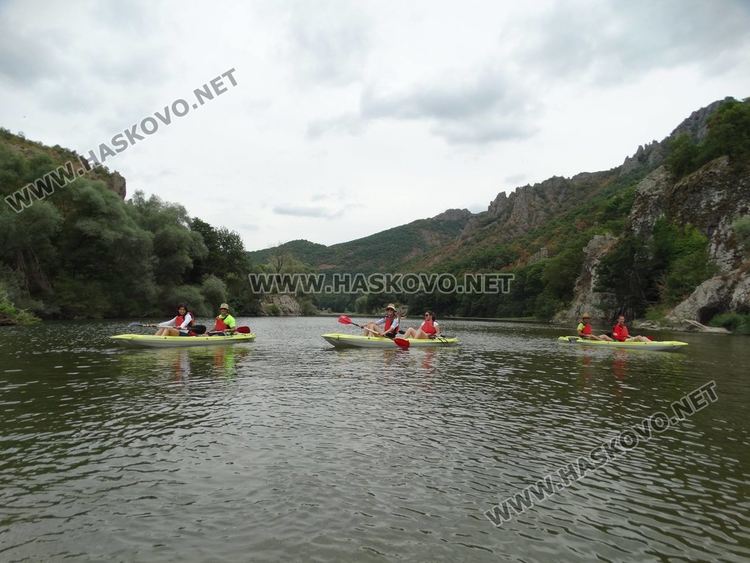 Вадят с лодки стари гуми от р. Арда край Маджарово