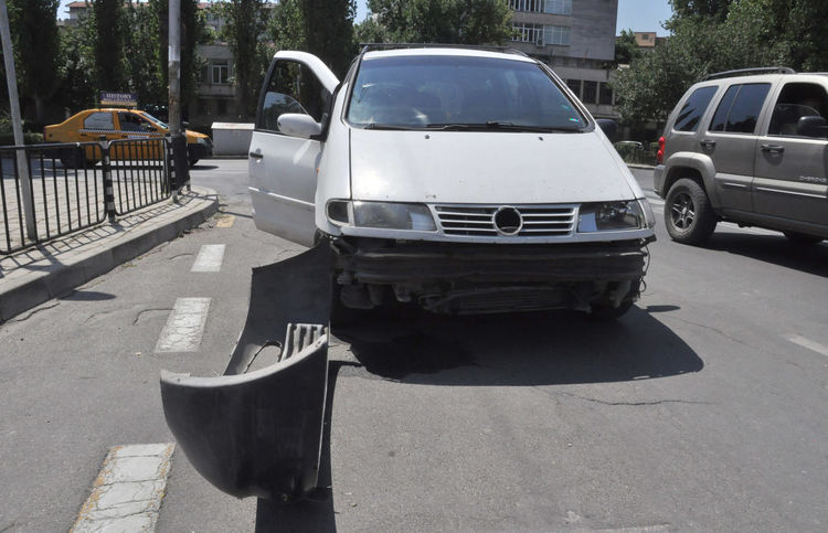 Фолксваген не спря на „стоп“ и се заби в Пежо до „Лебеда“