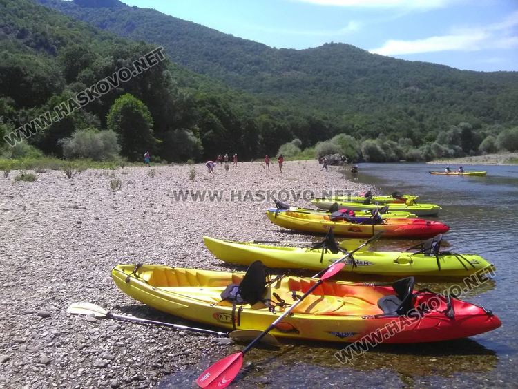Вадят с лодки стари гуми от р. Арда край Маджарово
