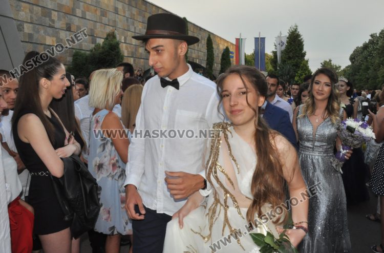 Феерия от цветове на червения килим за бала на Езиковата гимназия