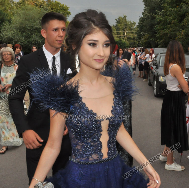 Феерия от цветове на червения килим за бала на Езиковата гимназия