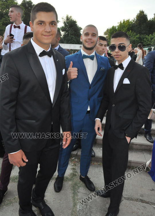 Царската гимназия празнува тази вечер с усмивки и настроение