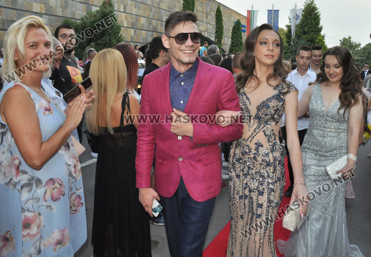 Феерия от цветове на червения килим за бала на Езиковата гимназия