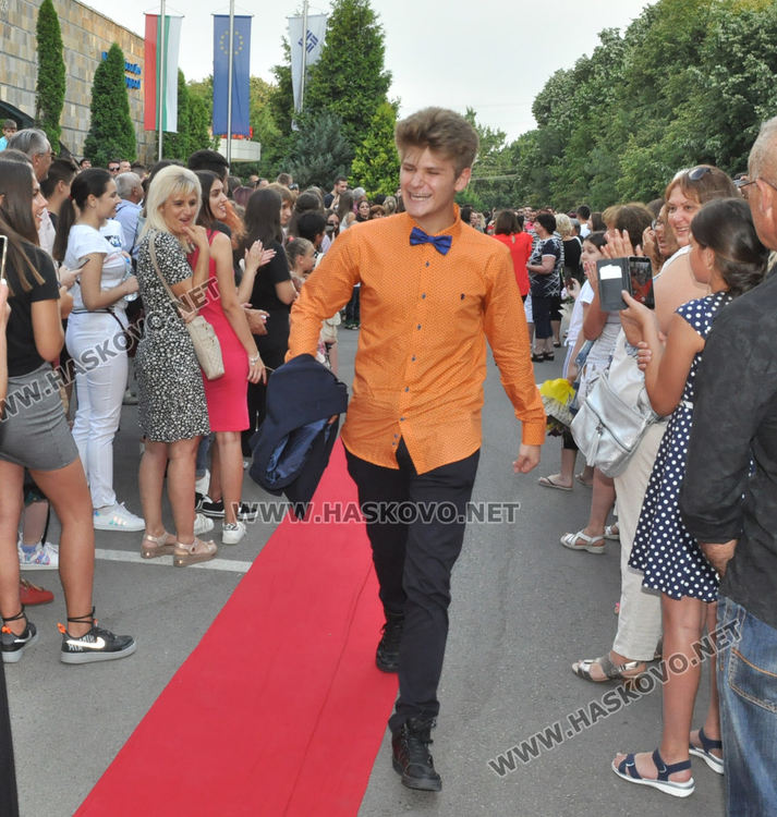 Феерия от цветове на червения килим за бала на Езиковата гимназия