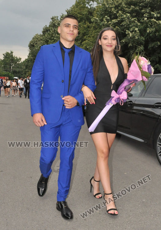 Феерия от цветове на червения килим за бала на Езиковата гимназия