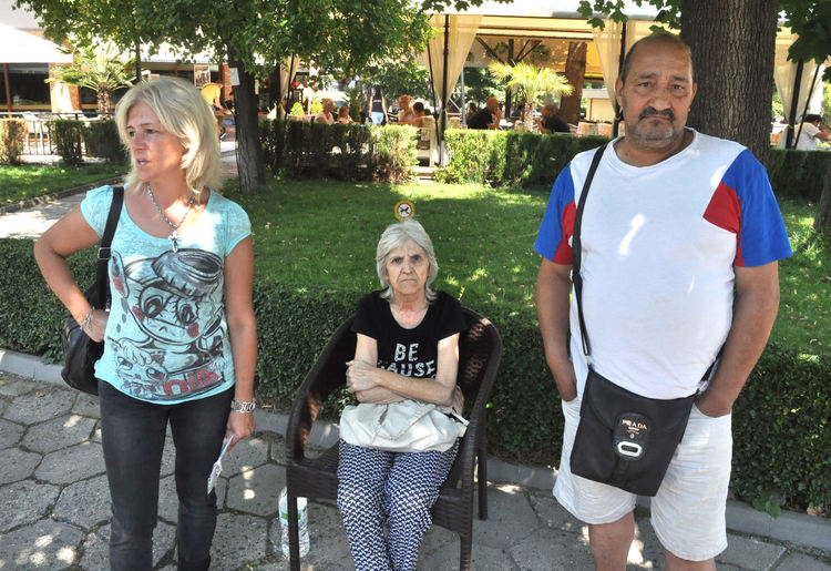 Водачката на Пежото (вляво) и водачът на Фолксвагена (вдясно)