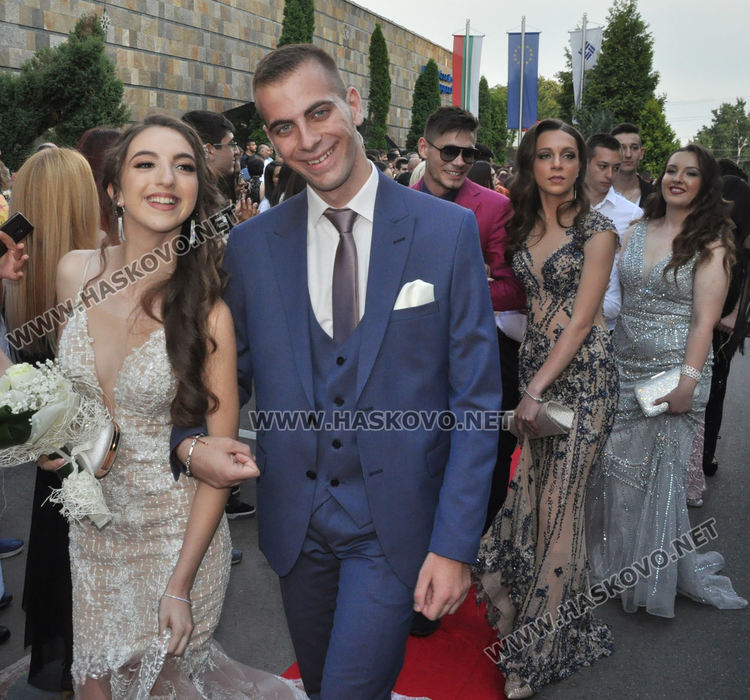 Феерия от цветове на червения килим за бала на Езиковата гимназия