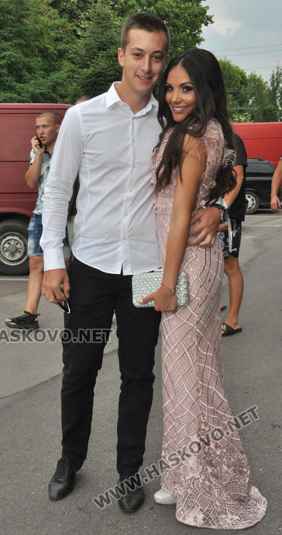 Феерия от цветове на червения килим за бала на Езиковата гимназия