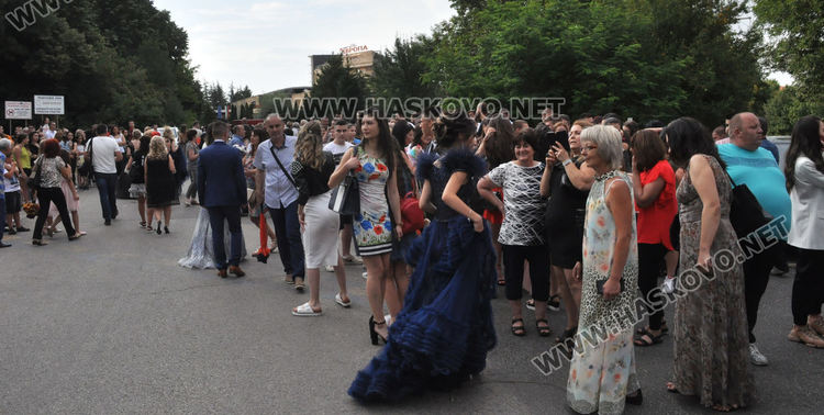 Феерия от цветове на червения килим за бала на Езиковата гимназия