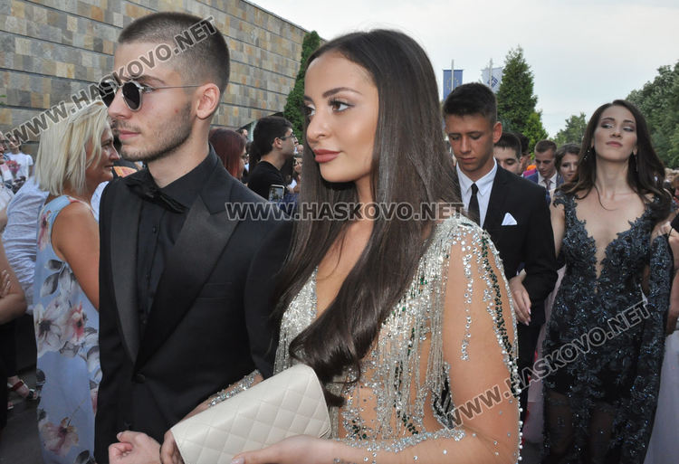 Феерия от цветове на червения килим за бала на Езиковата гимназия