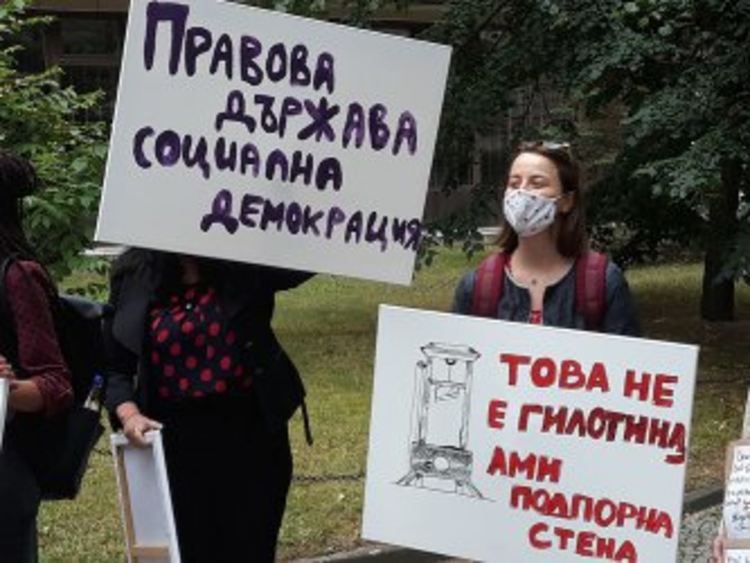 Антиправителствените протести "излязоха" извън България
