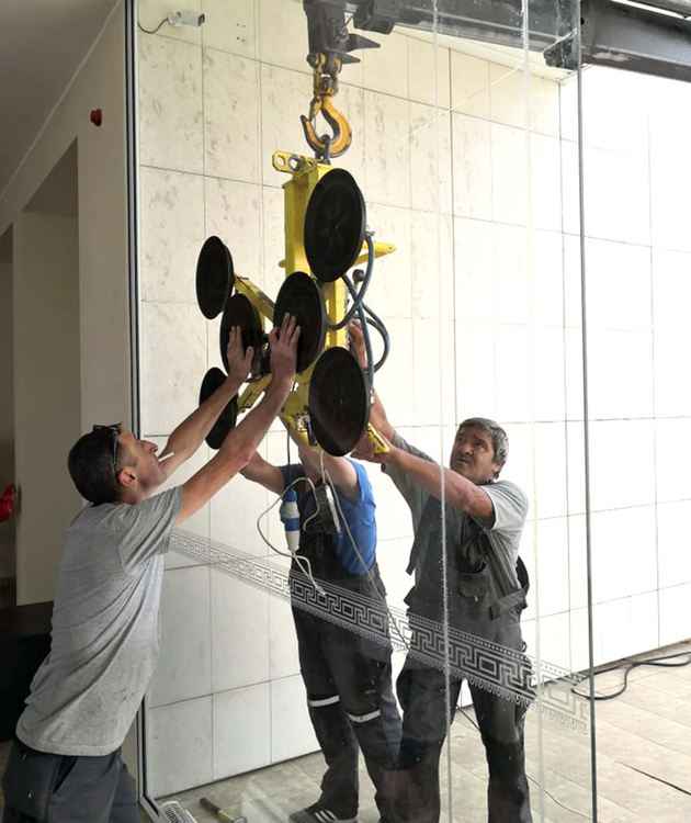 Подмениха входните стъкла на Александровската гробница