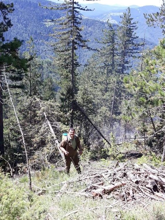 Пожарникар доброволец се притича на помощ за овладяване на горски пожар, Община Чепеларе му благодари