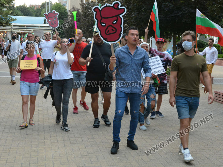 Пети протест в Хасково: „Мафията вън“ (видео)