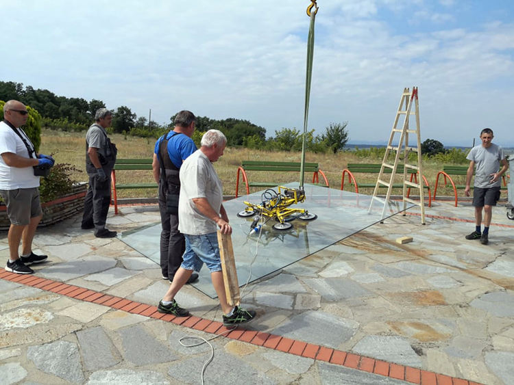 Подмениха входните стъкла на Александровската гробница