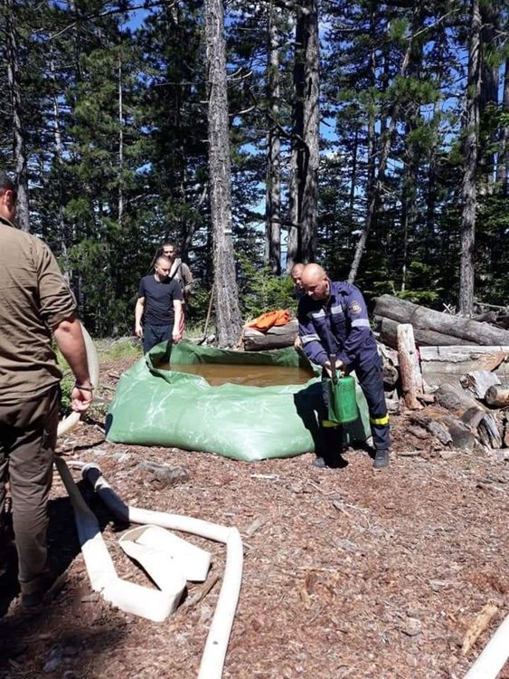 Пожарникар доброволец се притича на помощ за овладяване на горски пожар, Община Чепеларе му благодари