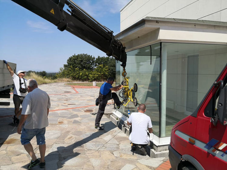 Подмениха входните стъкла на Александровската гробница