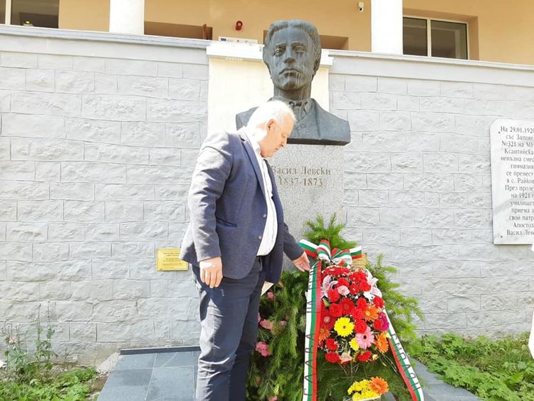 Цветя пред паметника на Апостола поднесе кметът Мелемов