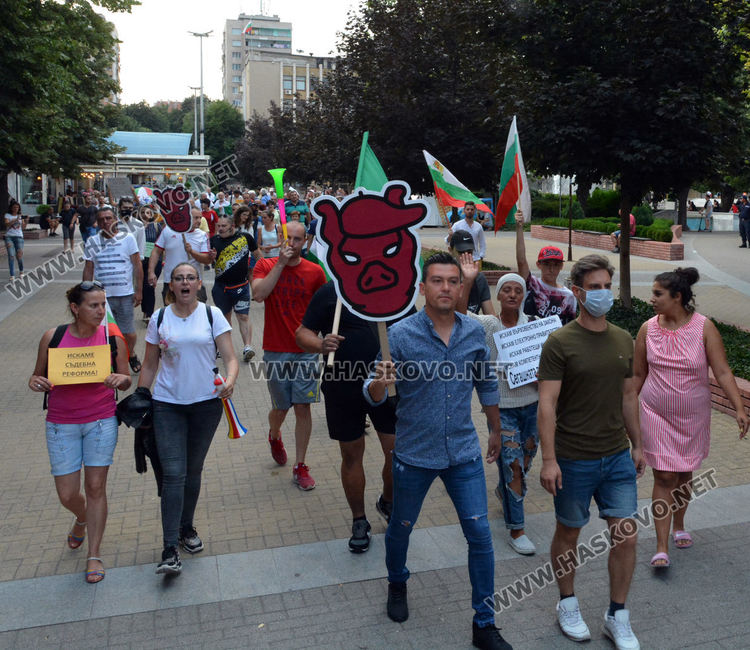 Пети протест в Хасково: „Мафията вън“ (видео)